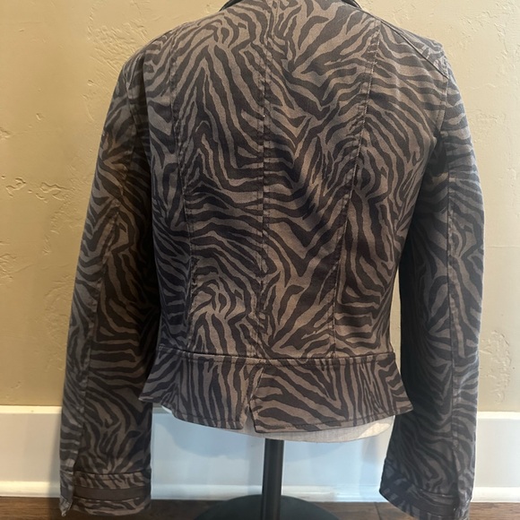 White House Black Market Zebra Jacket Women’s Brown Snap Button Size 2. Like new - Picture 2 of 2